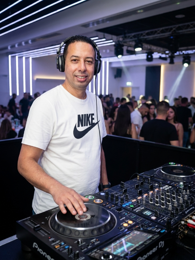 DJ Karim Franco derrière les platines Pioneer DJ